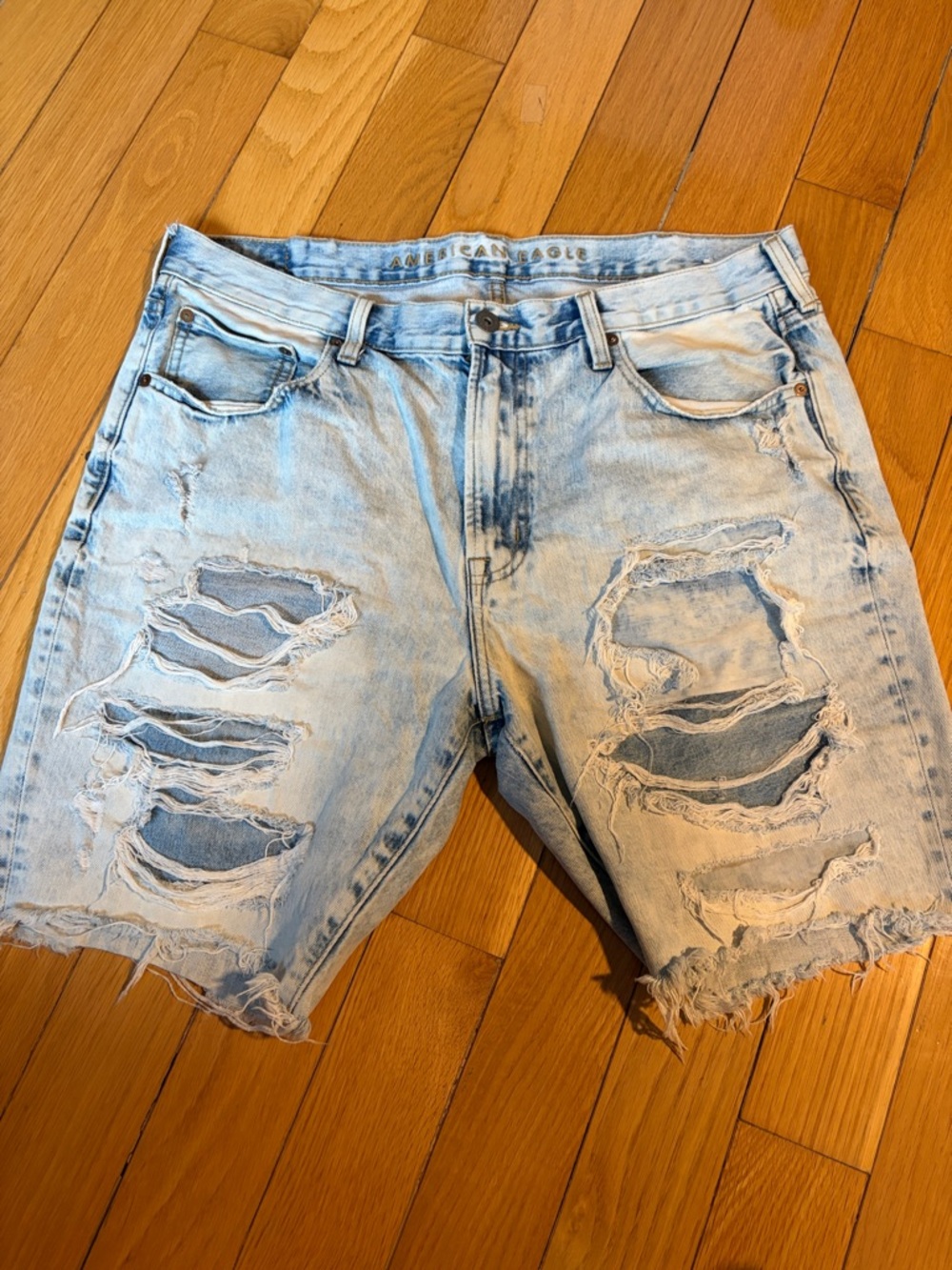 Men’s American Eagle Outfitters Light Wash Distressed Denim Shorts sz 38
